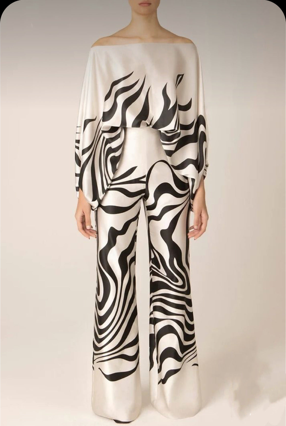 Naomi - Printed off-shoulder set with flowing style