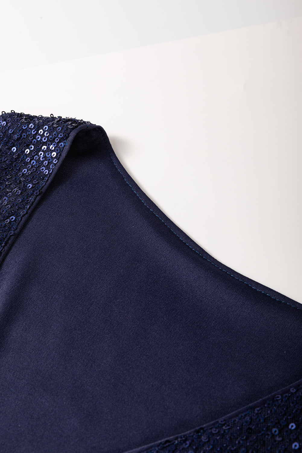Laura | Top nero senza maniche con paillettes e scollo a V