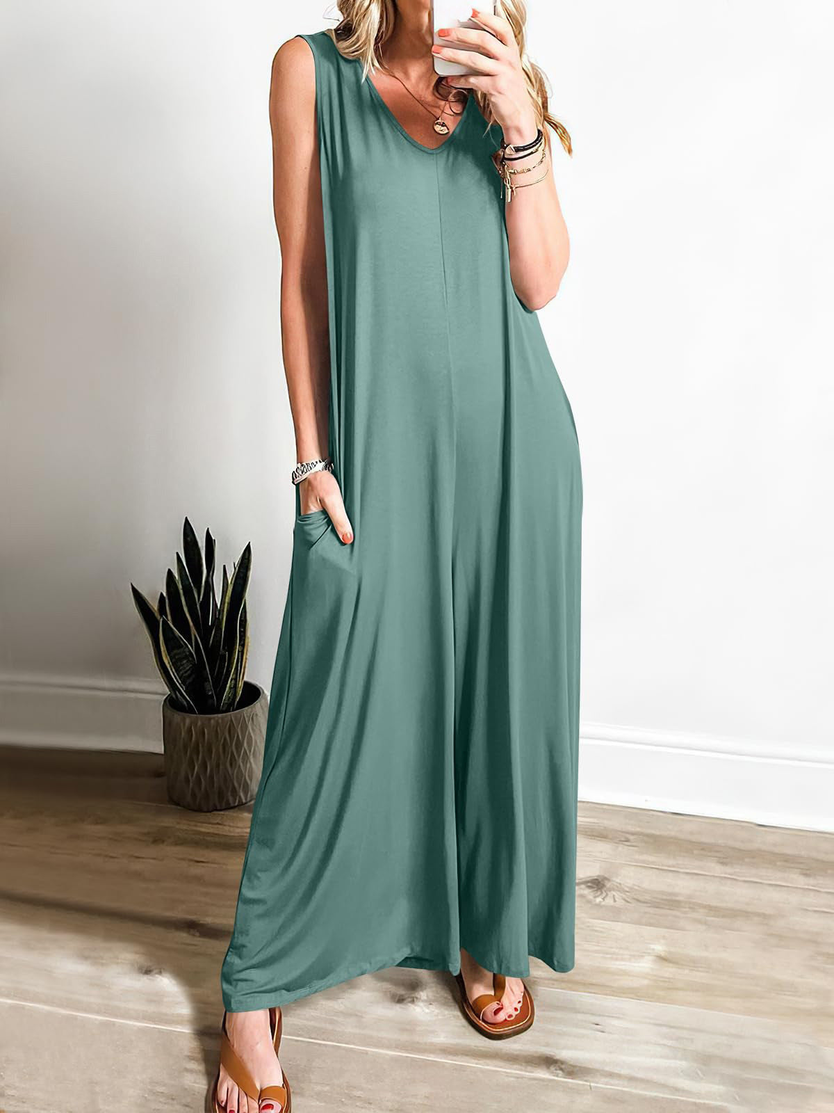 Women's sleeveless maxi dress with side pockets and flowing silhouette Ivyshape