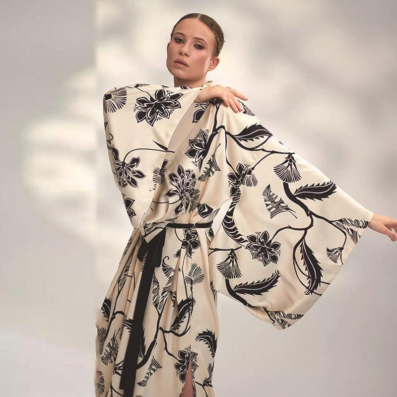 Women's luxurious kimono with floral motif and wide cut Ivyshape