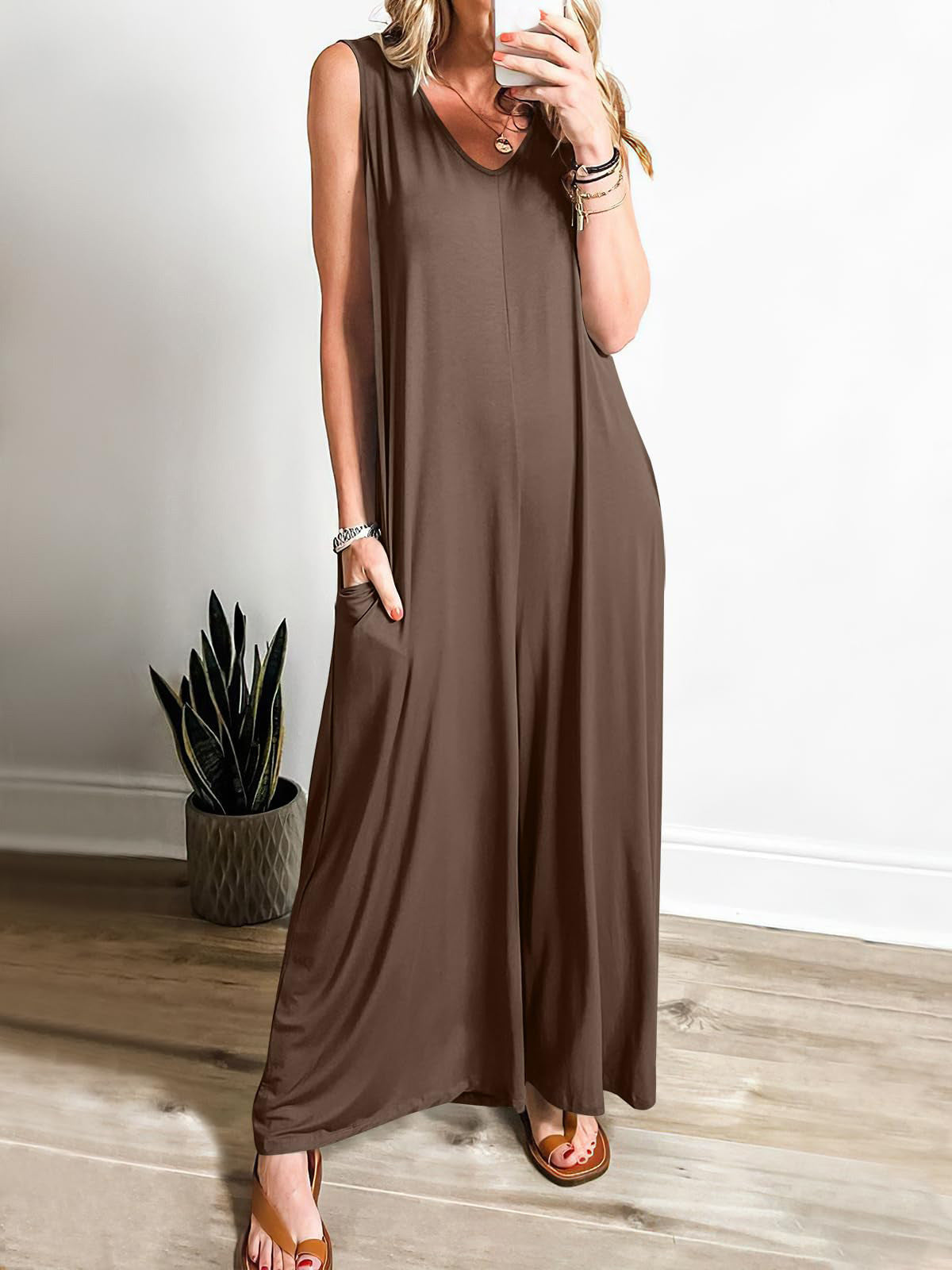 Women's sleeveless maxi dress with side pockets and flowing silhouette Ivyshape