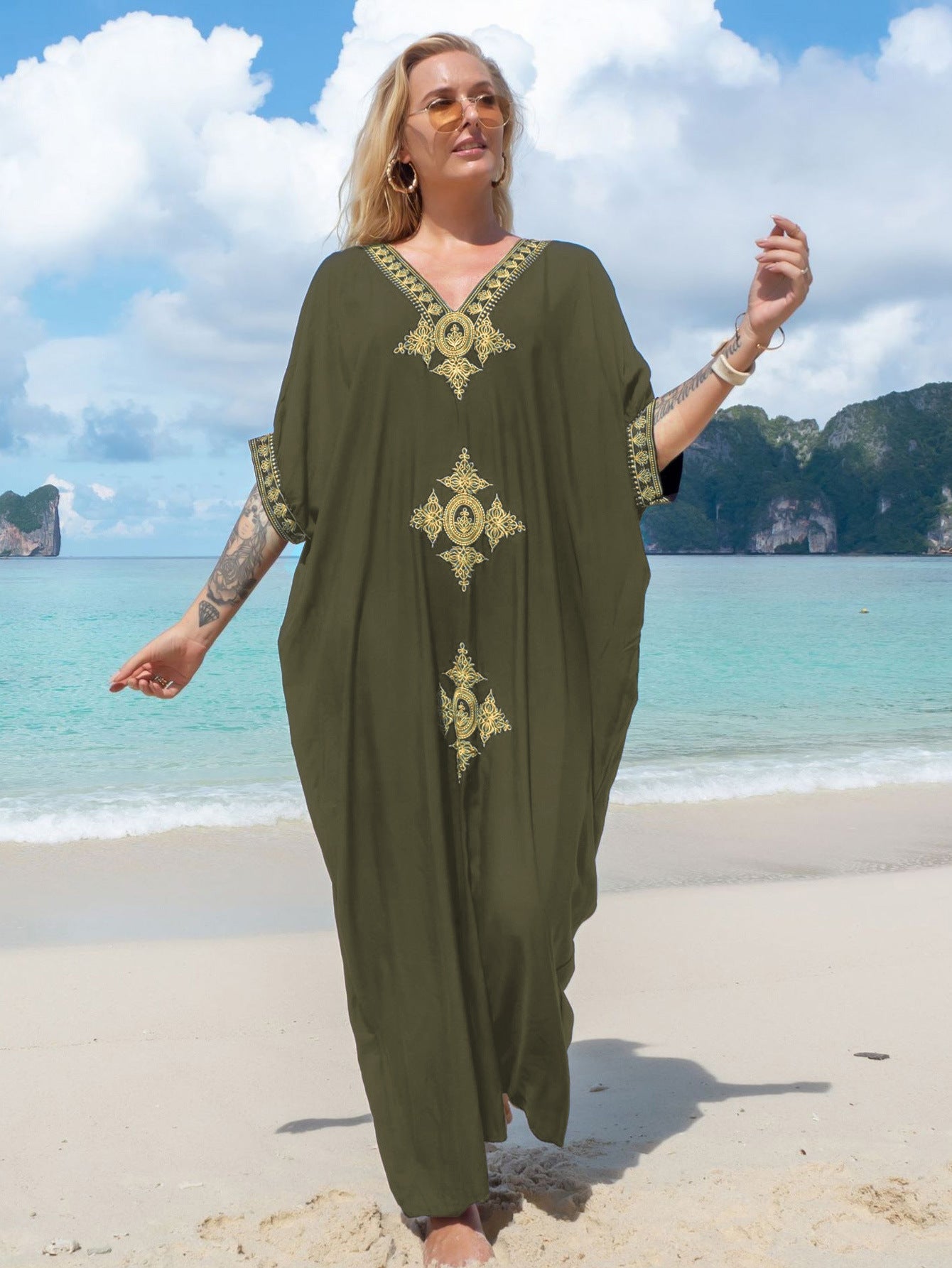 Ladies elegant kaftan with elaborate embroidery Ivyshape
