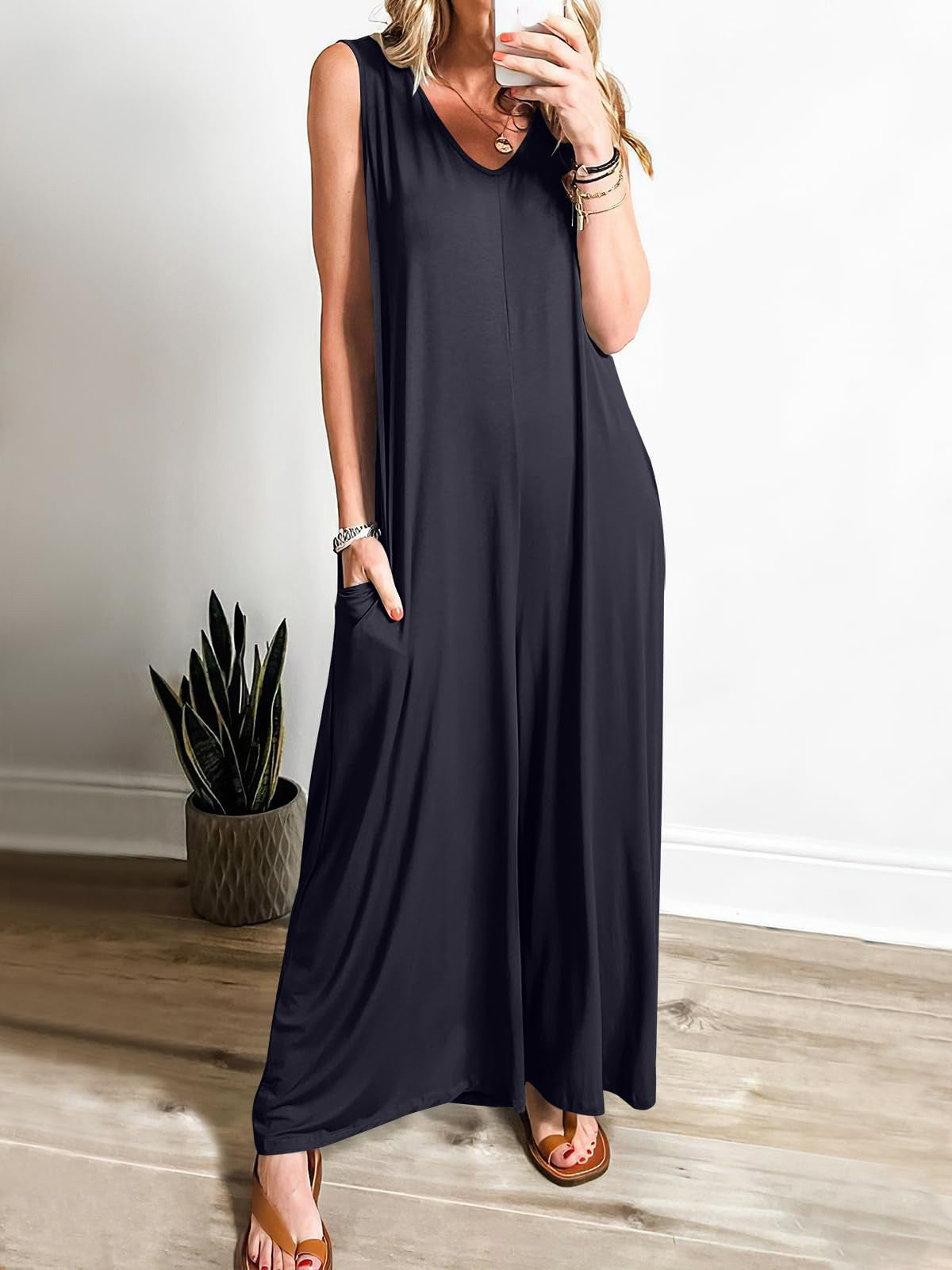 Women's sleeveless maxi dress with side pockets and flowing silhouette Ivyshape