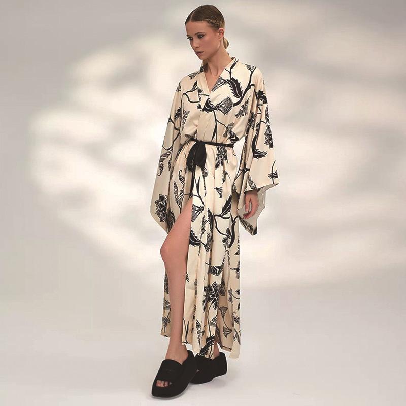 Women's luxurious kimono with floral motif and wide cut Ivyshape