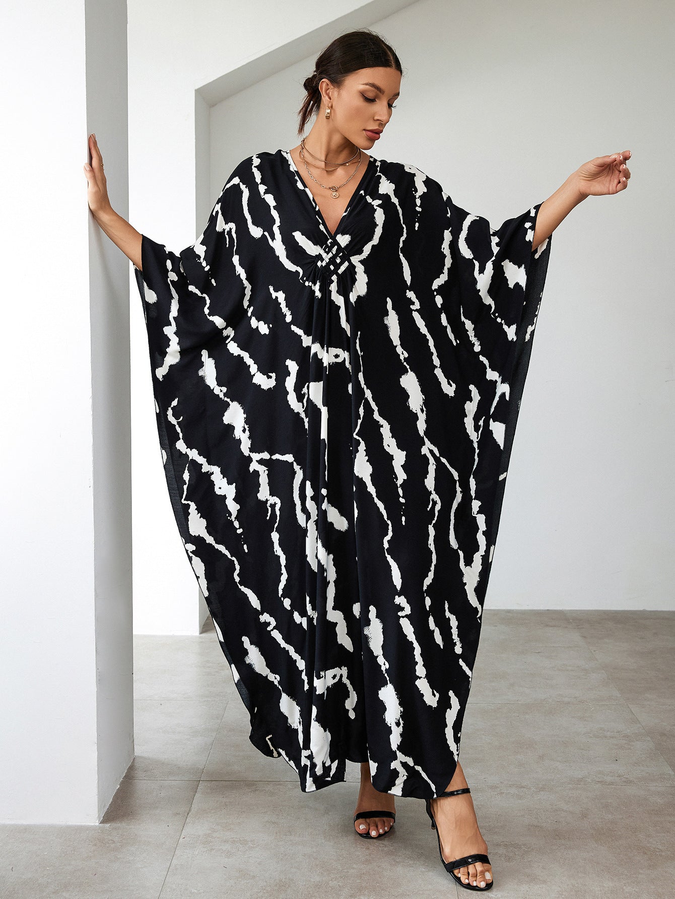 Ladies beach kaftan with elegant V-neck and colorful pattern Ivyshape
