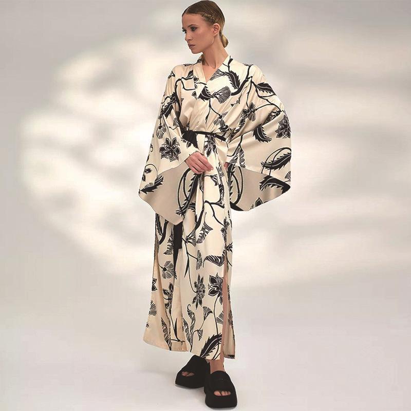 Women's luxurious kimono with floral motif and wide cut Ivyshape