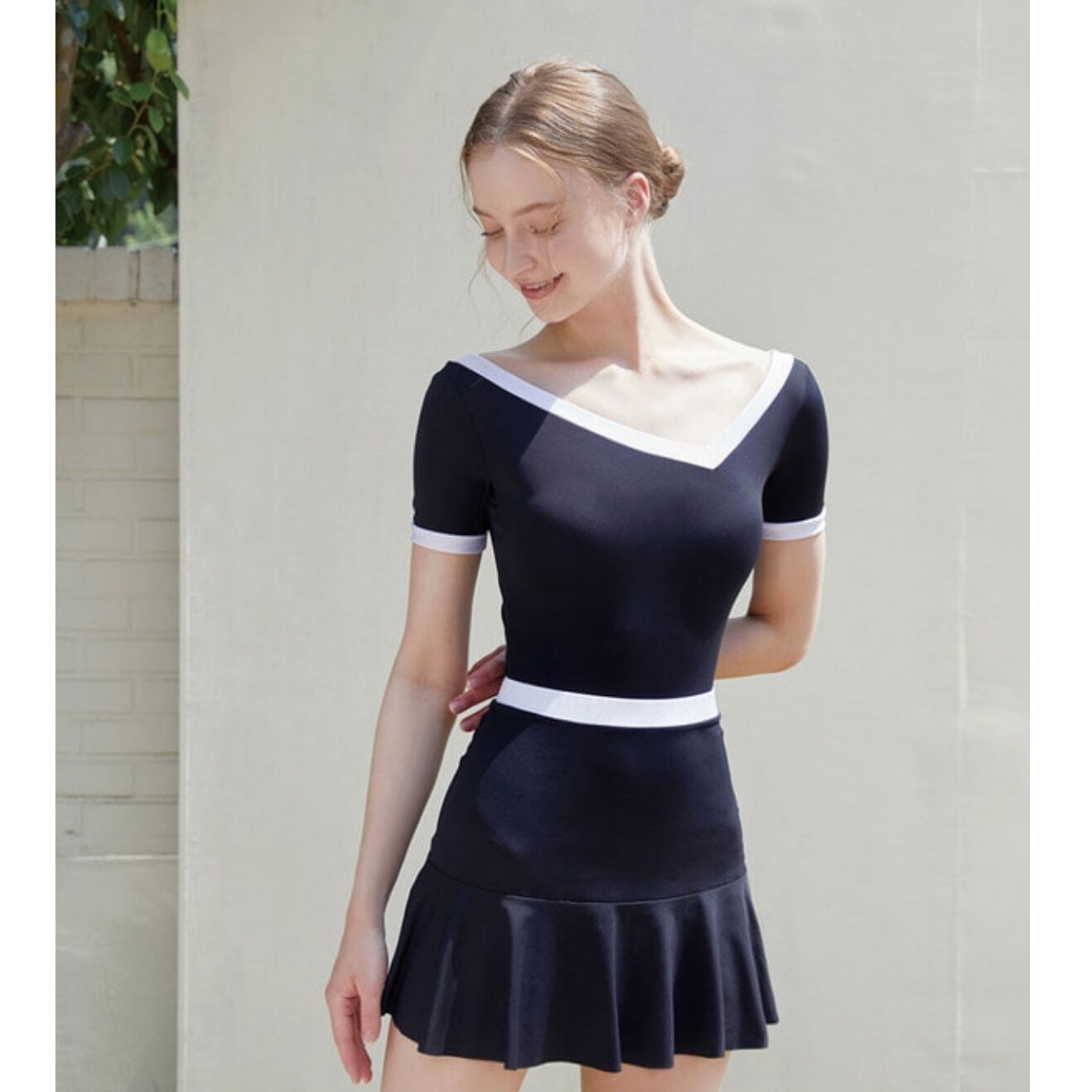 Ladies sporty dress with ruffles and contrasting sleeves Ivyshape