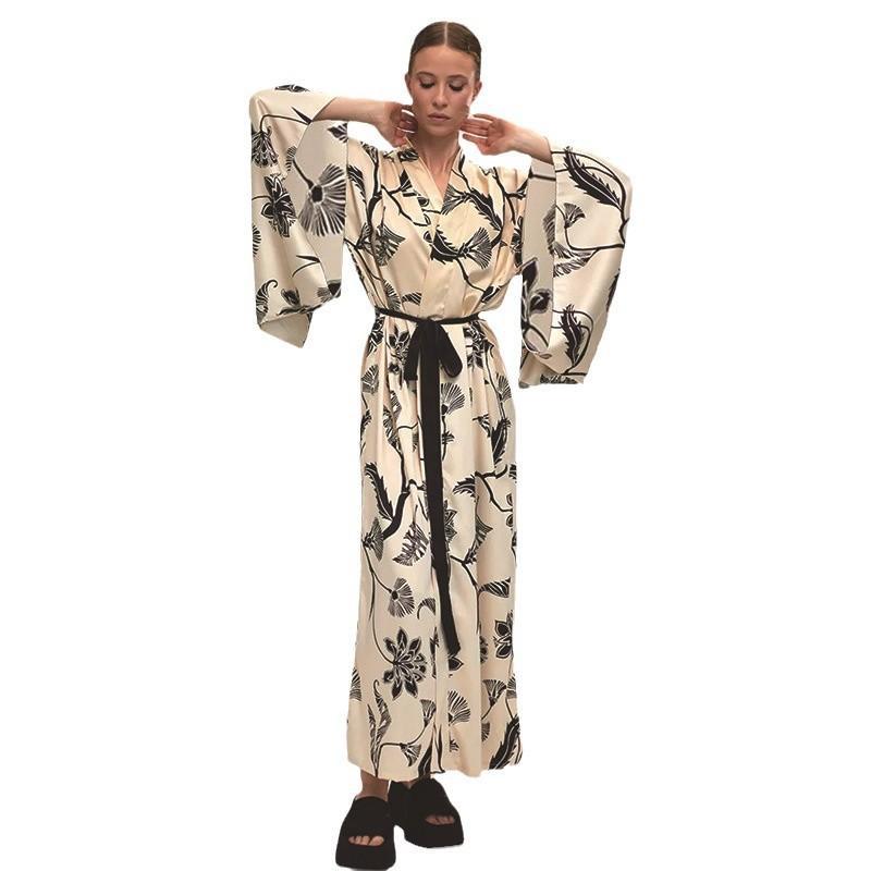 Women's luxurious kimono with floral motif and wide cut Ivyshape