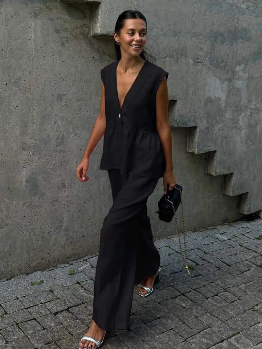 Women's fashionable jumpsuit with V-neck and wide-cut legs Ivyshape