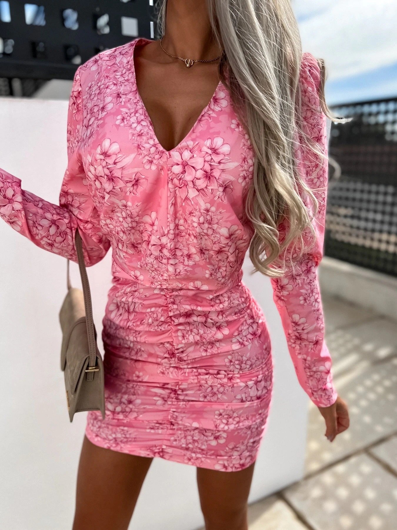 Women fitted dress with ruffles and V-neck Ivyshape