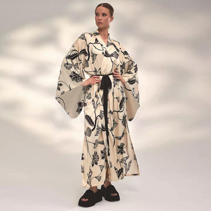 Women's luxurious kimono with floral motif and wide cut Ivyshape