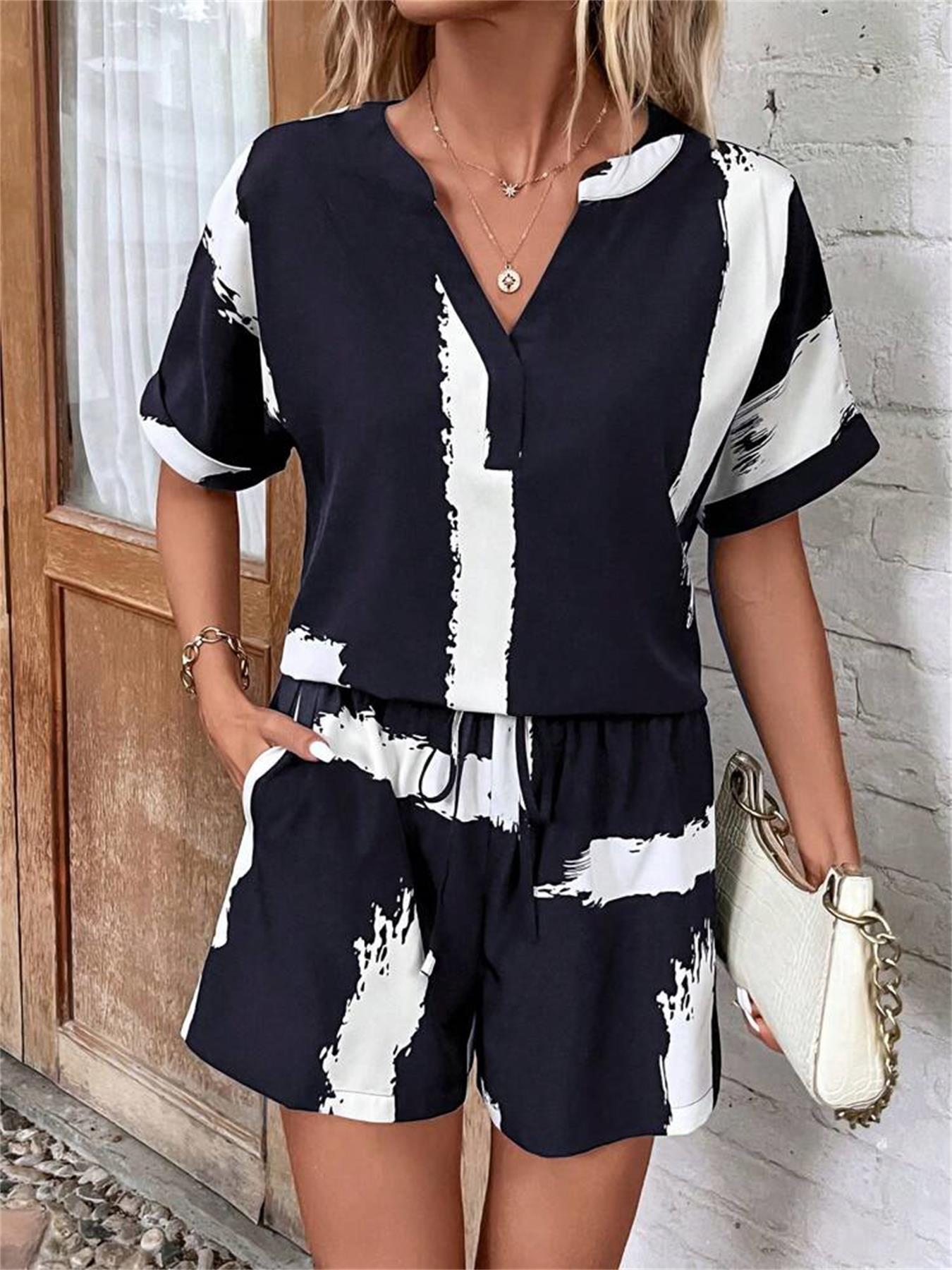 Women's short-sleeve jumpsuit with modern graphic print Ivyshape