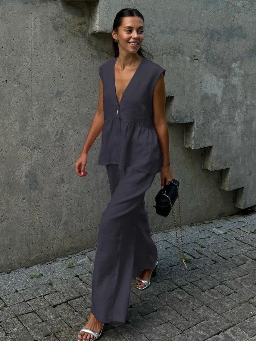 Women's fashionable jumpsuit with V-neck and wide-cut legs Ivyshape