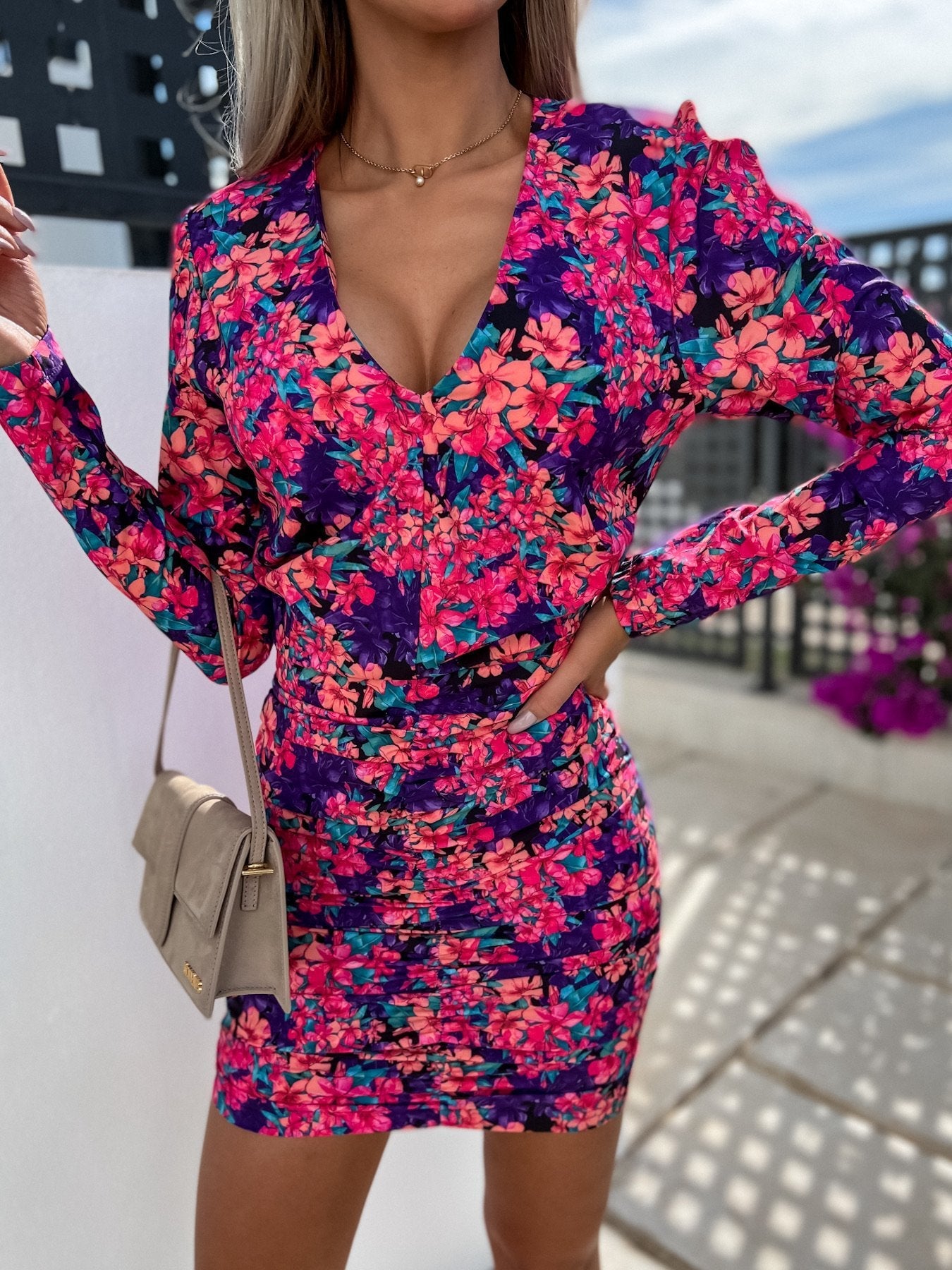 Women fitted dress with ruffles and V-neck Ivyshape