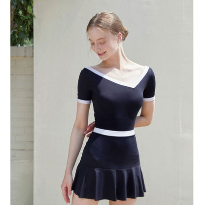 Ladies sporty dress with ruffles and contrasting sleeves Ivyshape