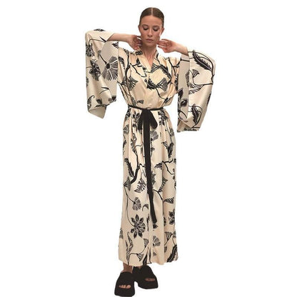 Women's luxurious kimono with floral motif and wide cut Ivyshape