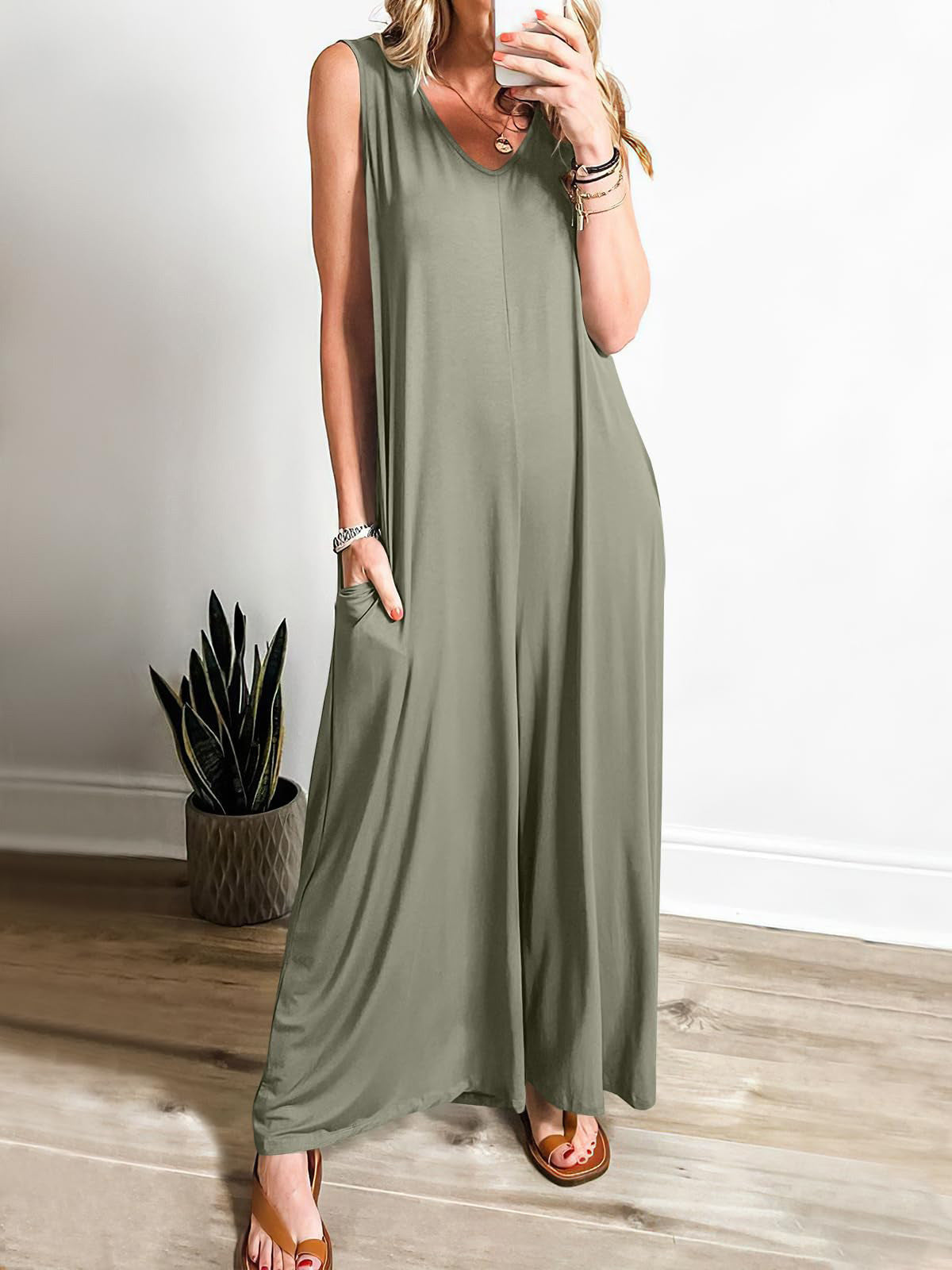 Women's sleeveless maxi dress with side pockets and flowing silhouette Ivyshape
