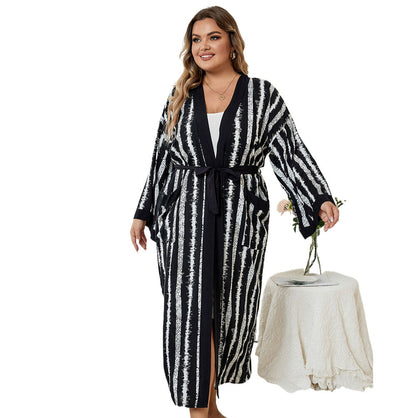 Women's elegant bathrobe with trendy stripe pattern and casual cut Ivyshape