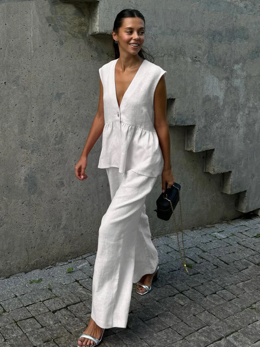 Women's fashionable jumpsuit with V-neck and wide-cut legs Ivyshape