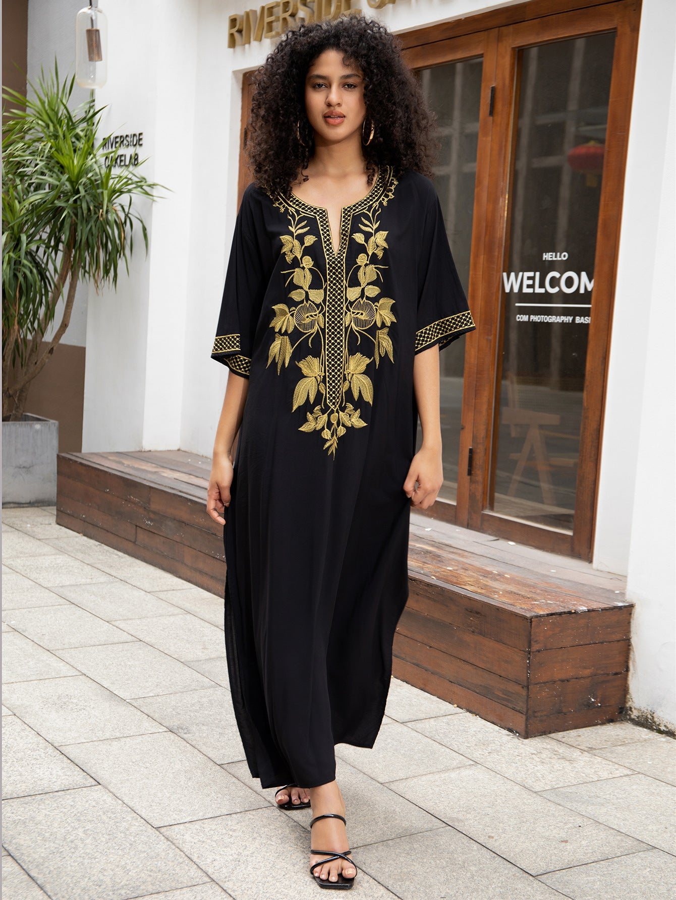 Women's Kaftan with intricate gold embroidery Ivyshape
