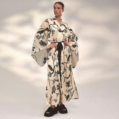 Women's luxurious kimono with floral motif and wide cut Ivyshape
