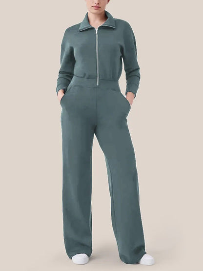 Women's sporty jumpsuit with high collar and practical pockets Ivyshape