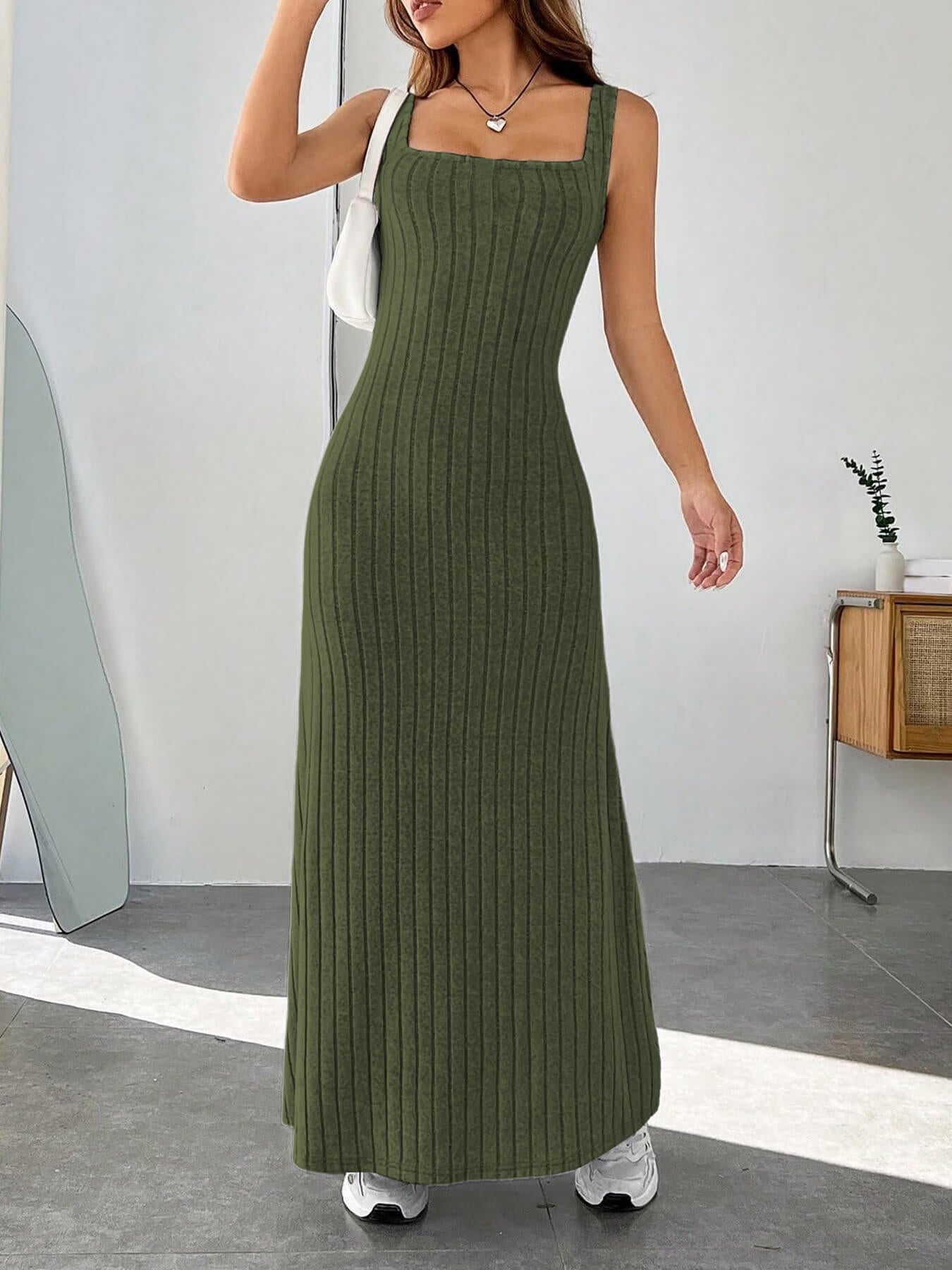Women's Long Knit Maxi Dress with Slim Fit and Round Neckline Ivyshape