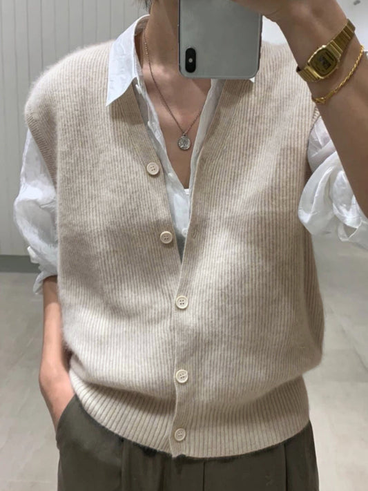 Women's knit vest with classic ribbed pattern Ivyshape