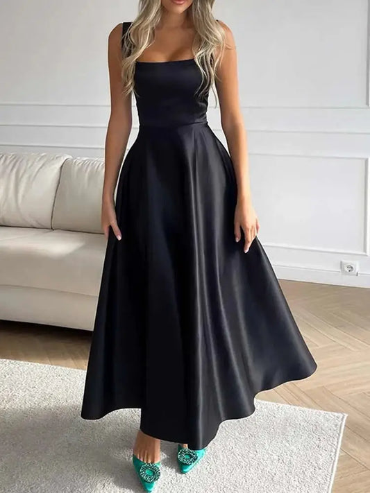 Alina - Schwarzes A-Linien Kleid mit Trägern und weitem Saum