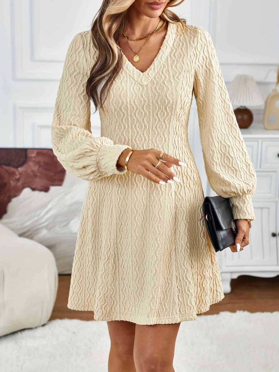 Giada | Abito beige con texture lavorata e scollo a V