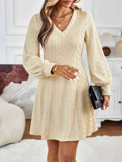Giada | Abito beige con texture lavorata e scollo a V