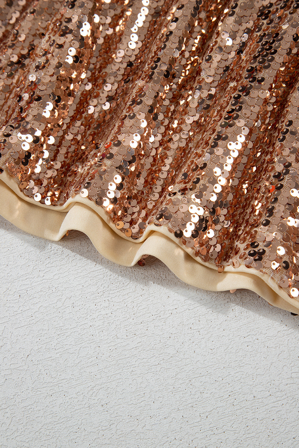 Elena | Vestito corto con paillettes dorate a maniche lunghe