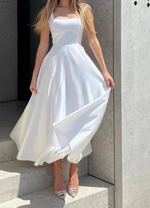 Alina - Schwarzes A-Linien Kleid mit Trägern und weitem Saum